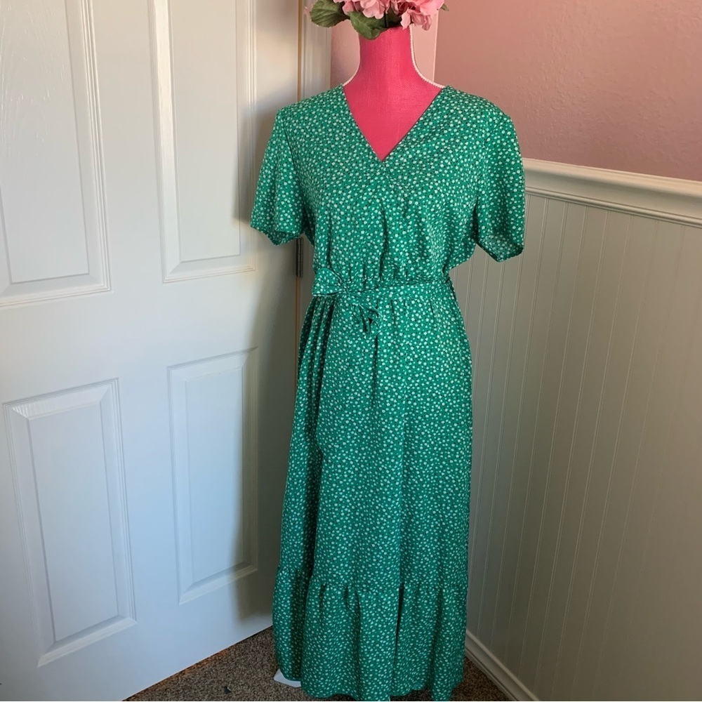Green Floral Maxi Dress Short Sleeved, Belt Accent, Modest Cut, size Large